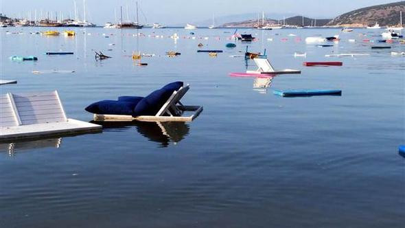 Το τσουνάμι παρέσυρε τα πάντα στην Αλικαρνασσό – Γέμισε η θάλασσα ξαπλώστρες και στρώματα (εικόνες, βίντεο)